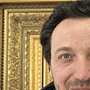 Emmanuel Perrotin devant une oeuvre de Kolkoz