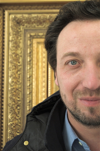 Emmanuel Perrotin devant une oeuvre de Kolkoz