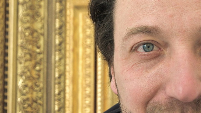 Emmanuel Perrotin devant une oeuvre de Kolkoz Emmanuel Perrotin devant une oeuvre de Kolkoz