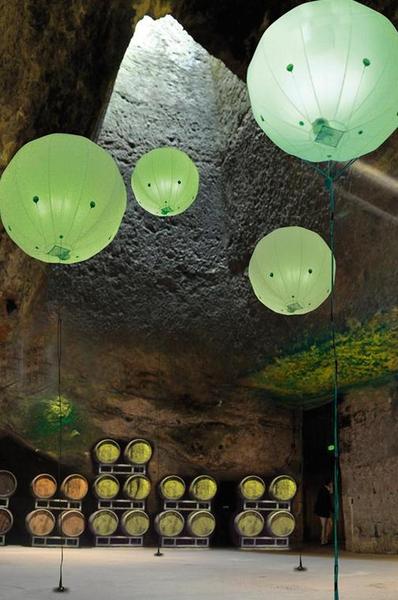 Magique, l'exposition de l’artiste Yorga qui utilise du scotch pour réaliser des boules translucides, toiles métalliques d’araignée reprenant le muselet de la bouteille de fines bulles