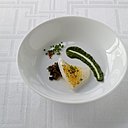 D’emblée, le pistou pare les blancs de seiche d’un habit provençal.