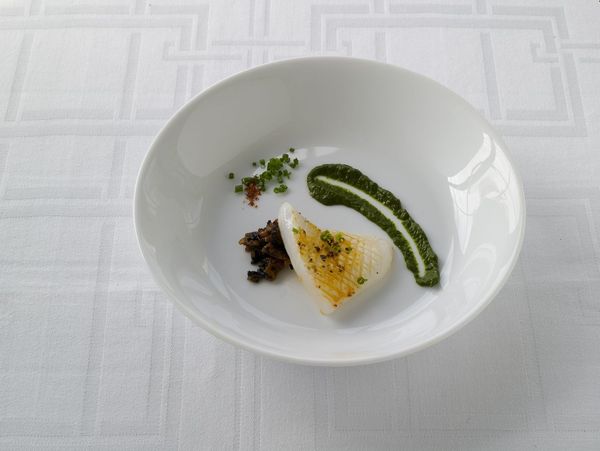 D’emblée, le pistou pare les blancs de seiche d’un habit provençal.