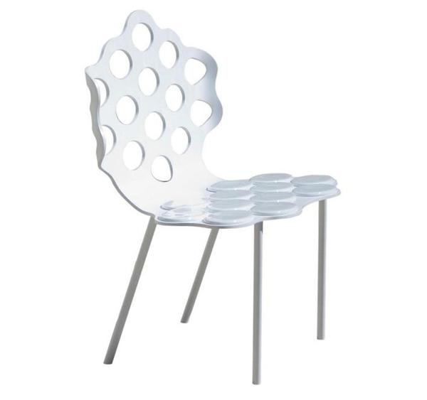 Une chaise sur laquelle végétaux peuvent pousser, Nueve