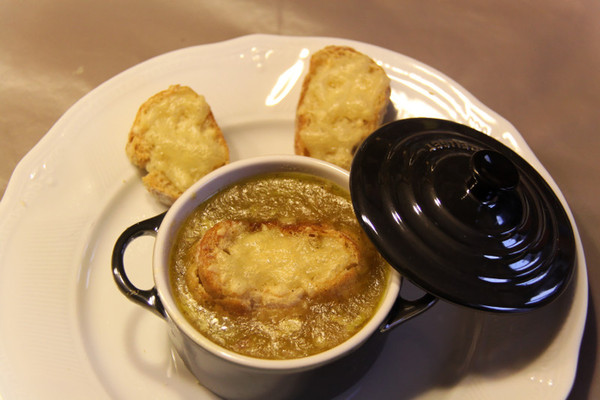 Soupe à l'oignon gratinée