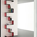 Une bibliothèque modulable. En ABS, 100% recyclé, résistant et léger, cette bibliothèque à monter soi-même se compose de modules de différentes longueurs. Charge maxi 10 kg par module. H 2,41 x 0,55 x P 0,24 m. Etagère Cubics murale Z2. Factorydeco.