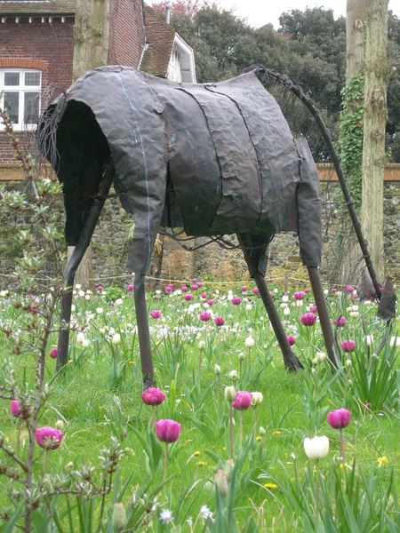 Sculpture dans la prairie fleurie