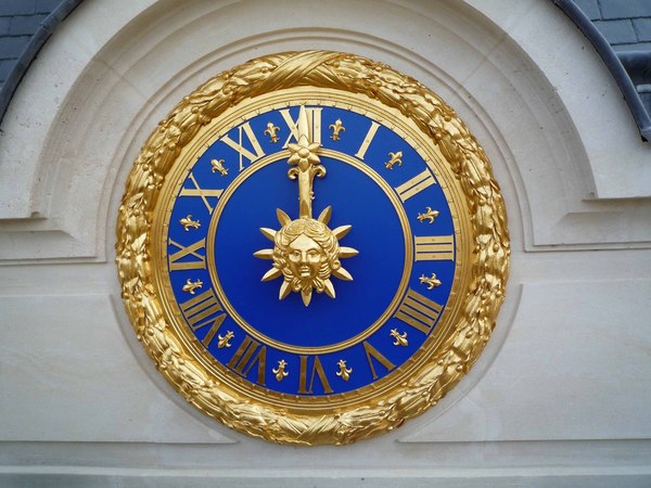 Reproduction à l'identique de l’horloge extérieure du fronton de la cour carrée du Château de Versailles pour un chantier particulier de l'ouest parisien