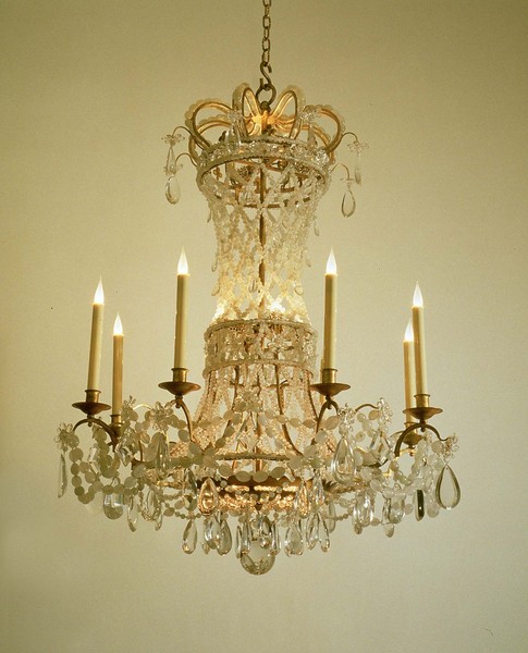 Bronze et pampilles pour le lustre dessiné avec Jacques Grange pour les salons privés d’Yves Saint Laurent