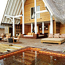 Au bout du ponton, le spa avec sa villa principale comportant vestiaire et douche, espace détente avec transats et piscine extérieure