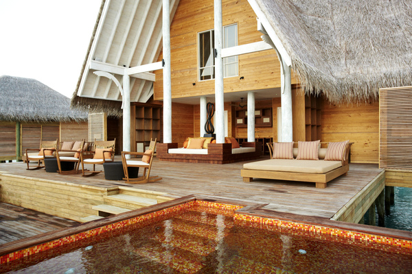 Au bout du ponton, le spa avec sa villa principale comportant vestiaire et douche, espace détente avec transats et piscine extérieure