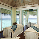 Architecture d'inspiration thaïe avec des cabines sur l'océan