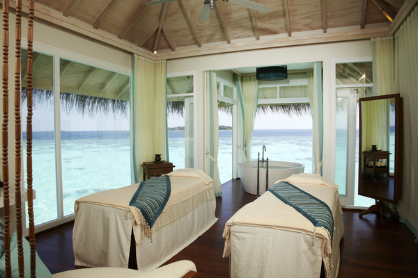 Architecture d'inspiration thaïe avec des cabines sur l'océan