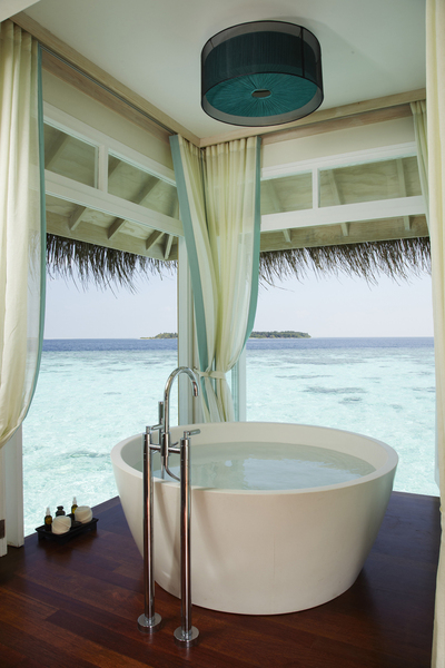 Les palpers roulers et autres massages peuvent être suivis d'un bain relaxant perché au dessus du grand bleu