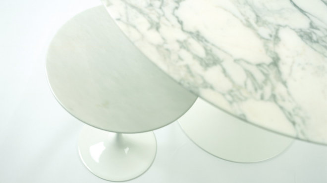 Dessinée par Eero Saarinen en 1956 cette table Tulipe d'appoint fait partie de la collection "Pedestal". "Les pieds des chaises et tables classiques les rendent confuses et peu pratiques." expliqua Saarinen. "J'ai voulu libérer l'espace de l'encombrement des pieds".  A partir de 935 euros en marbre.