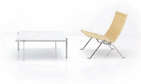 La table basse PK61conçue par Poul Kjaerholm pour Fritz Hansen en 2005 est dotée d'un plateau carré en marbre, montée sur un [Lire la suite...] piètement en acier inoxydable satiné. Il existe aussi en version ardoise et granit noir. A partir de 2 715 €.