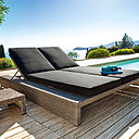 Un lit de piscine double pour bronzer en duo. Chaque dossier est réglable individuellement. Structure aluminium traité époxy, résine synthétique tressée et coussinage coton. Existe aussi en lit simple. L 205 x 160 x H 85 cm. Lit de piscine Lombok. Collection Bali. Hesperide. www.hesperide.net