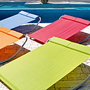 Un transat à bascule. Idéal pour se bercer au bord de la piscine. Structure en acier traité époxy et toile Texaline. Coloris noir, blanc, gris, taupe, bleu, vert, framboise ou mandarine. Pour une ou deux personnes. L 200 x 145 x H 50 cm. Ibiza. Hesperide. www.hesperide.net