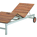 Une chaise longue en bois massif. Cadre en aluminium anodisé, assise en eucalyptus massif et pieds en polypropylène. 197 x 60 cm. Kvarnö. Ikéa. www.ikea.fr