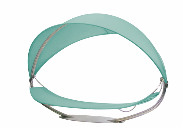 Une chaise longue protégée du soleil. En inox et Batyline, un textile technique. 365 x 255 x H 300 cm. Surf Blue. Royal Botania. www.royalbotania.com