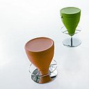 Tabouret pivotant Bongo, réglable en hauteur grâce au piston à gaz. Siège en polyéthylène et structure et repose-pieds en acier chromé. L.40 x D.40 x H. 56 à 75 cm. Design Studio Archirivolto. 379 €. Ibebi.