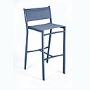 Tabouret haut Costa. Codes de l’indoor revisité pour investir l’outdoor. Structure en aluminium, assise et dossier du siège en toile technique d’extérieur indéchirable (polyester enduit de PVC), simple ou double tissage. L.47 x H.101 cm. 219 €. Fermob.