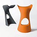 Le tabouret Konkord se fait écho des chaises en porte à faux. En polyéthylène rotomoulé. L.42 x P.36 x H.73 cm. Design Karim Rashid. Prix sur demande. Slide.