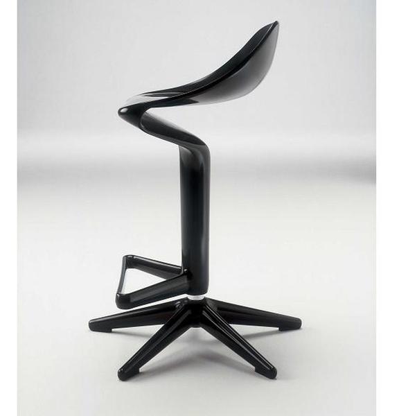 Tabouret Spoon. Confort assuré grâce à la jonction de l’assise et de la structure centrale. Hauteur réglable avec une pompe à gaz entièrement intégrée à l’intérieur du pied. En polypropylène. L.56 x P.56 x H.76 à 96 cm. Design Antonio Citterio, Toan Nguyen. Prix sur demande. Kartell.