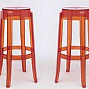 Tabouret Charles Ghost iconique, tout en transparence colorée. En polycarbonate. Utilisable à l’extérieur également. D.29 x H.65 à 75 cm. Design Philip Starck. Prix sur demande. Kartell.