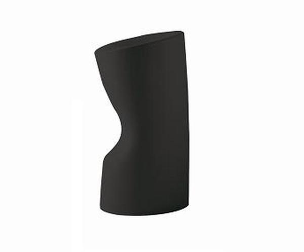 Tabouret Tokyo Pop sculpté de façon à épouser votre position assise dans un bloc de polyéthylène. Utilisable également à l’extérieur. L. 36,5 x D. 40 x H. 70 cm. Design Tokujin Yoshioka. 299 €. Driade.