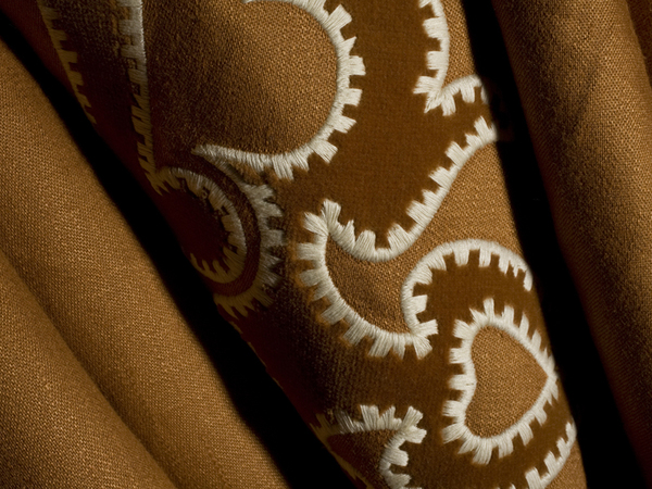 Élégant camaïeu pour le tissu  Scala avec broderie en application