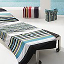 Un drap de plage graphique avec des rayures intemporelles. 100% coton. 90 x 190 cm. Disponible en 2 coloris. Oreste. Jalla.