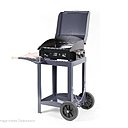 Une plancha avec couvercle. Cette plancha à gaz possède une plaque en fonte émaillée. 2 brûleurs. Convient pour 4 à 8 persones. Elle est livrée avec un chariot. 619 €. Plancha gaz Le Marquier. www.delamaison.fr