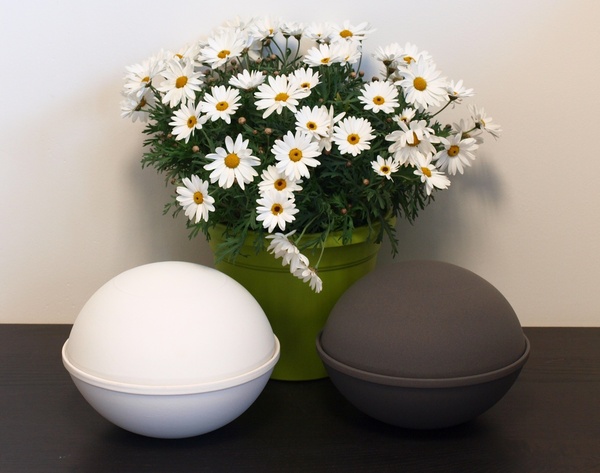 Urne en sel et terre, recyclables…et bouquet de chrysanthèmes!