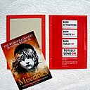 Recouvrir le carton de papier rouge et tapisser l'intérieur d'une image