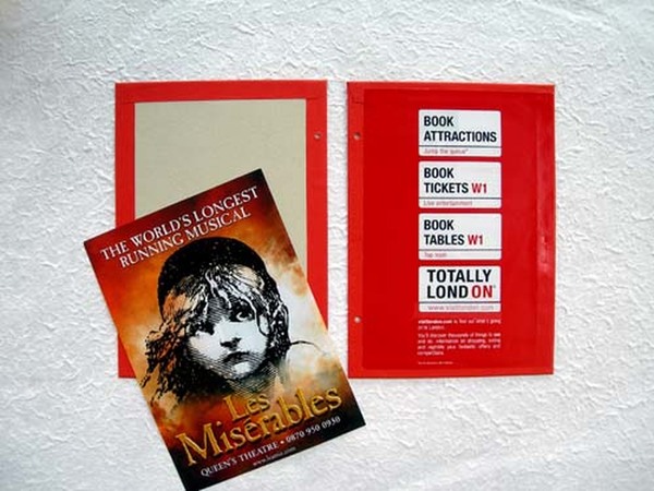 Recouvrir le carton de papier rouge et tapisser l'intérieur d'une image