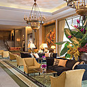 Marbre et mélange de styles pour une atmosphère luxueuse et cossue