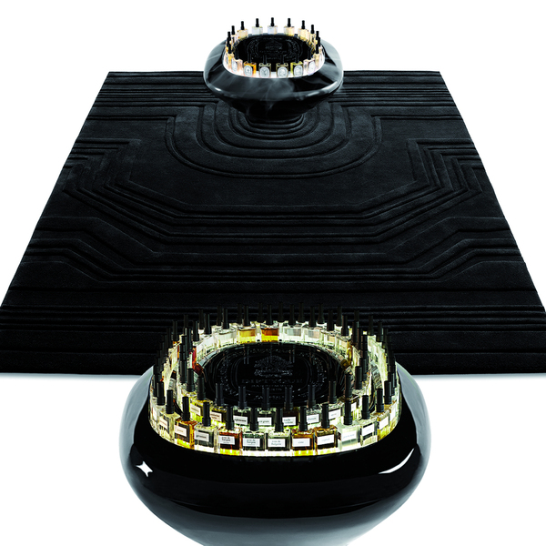 L’un des galets un bois laqué conserve les notes au frais, l’autre humidifie l’air