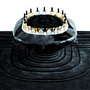 Les galets reposent sur un tapis de laine inspiré du motif Basile, stimulant sensations visuelle et tactile