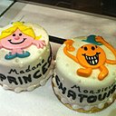 Des paillettes et des couleurs vives pour des gâteaux sympathiquement customisés