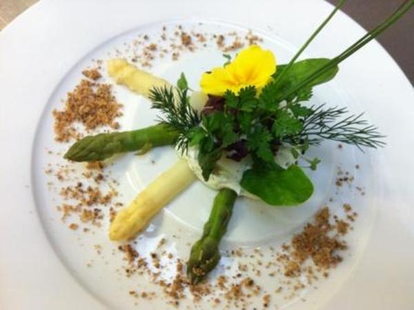 Rosace d'asperges blanches et vertes