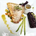 Brunoise de légumes et riz à l'encre de sèche escortent le pavé de thon Brunoise de légumes et riz à l'encre de sèche escortent le pavé de thon