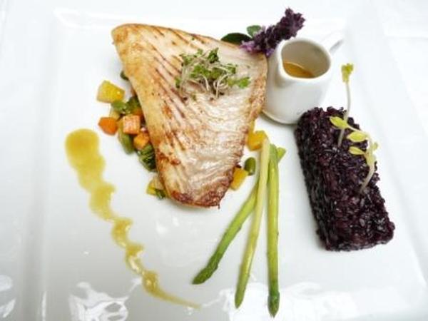 Brunoise de légumes et riz à l'encre de sèche escortent le pavé de thon