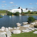 Deux miroirs d’eau se dessinent à travers les courbes verdoyantes
