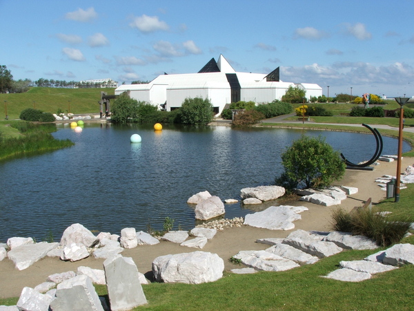 Deux miroirs d’eau se dessinent à travers les courbes verdoyantes