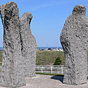 Les Pleureuses de Dodeigne, faisant face à la mer