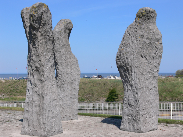 Les Pleureuses de Dodeigne, faisant face à la mer