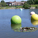 Orbes colorées de Charlotte Moth en résine peinte, flottant dans le bassin, 2005