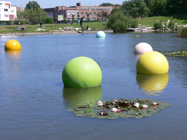 Orbes colorées de Charlotte Moth en résine peinte, flottant dans le bassin, 2005