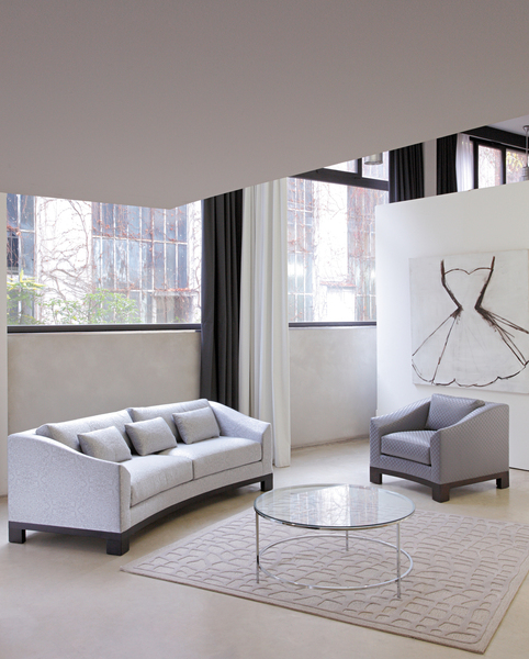 Selon le duo, la forme est un prétexte; la ligne Fluide sera tour à tour contemporaine ou très classique en fonction de l'étoffe qui la recouvrira