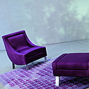 Polyvalente, la chauffeuse Trocadéro prend place dans un salon ou devient fauteuil de salle à manger; ici sur le tapis Roses